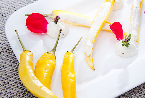 Chili mit fruchtigem Frischkäse gefüllt