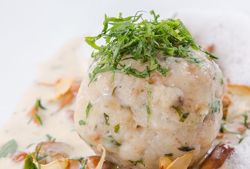Semmelknödel mit glatter Petersilie