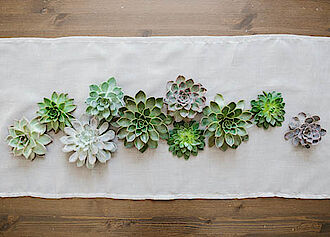 Tischdeko mit geschnittenen Sempervivum