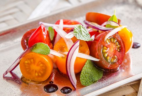 Paradeisersalat mit Silber Salbei