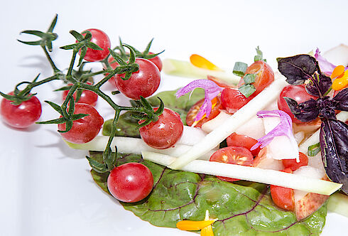 Süß-saurer Salat mit Paradeiser, Zucchini und Birnen