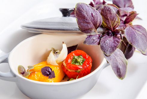 Gefüllte Paprika mit rotem Basilikum