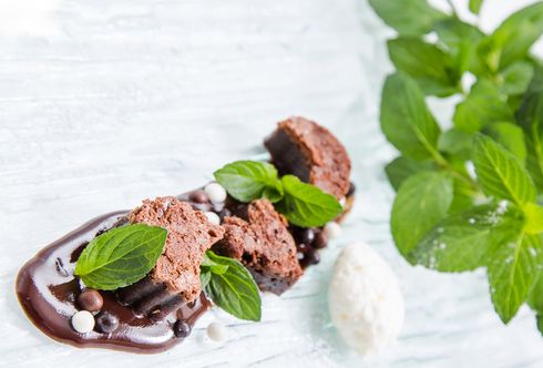 Lauwarmer Schokoladekuchen mit Schokolademinze
